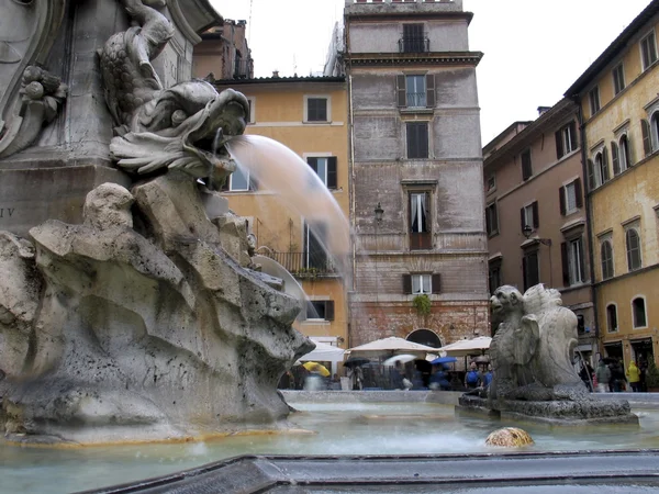 Fontäner i rom: fontäner framför Pantheon — Stockfoto