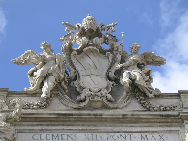 Papst-Symbol auf den Trevi-Brunnen — Stockfoto