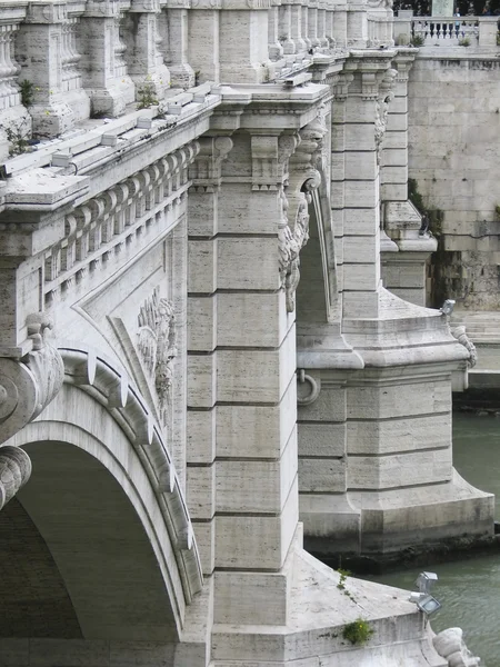 Antika romerska bro över Tibern Stockbild
