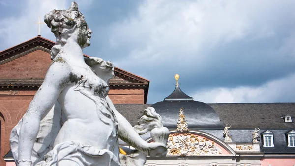 Barokní sochy na kurfuerstliches palais, trier — Stock fotografie
