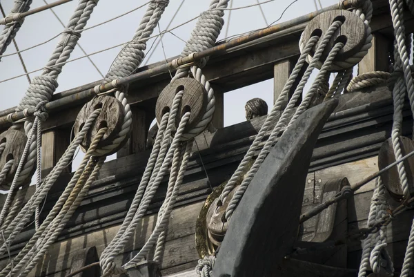 Marine cords on an old ship — Stockfoto