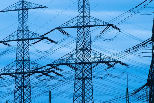 Líneas eléctricas para el transporte de electricidad — Foto de Stock