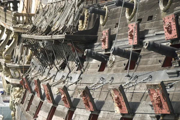 Kanonen eines Piratenschiffs Stockbild