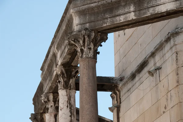 Korintiska kolonner, split — Stockfoto