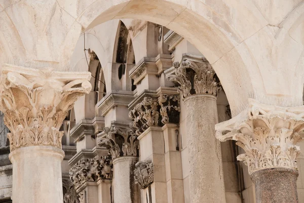 Korinthische Säulen, geteilt — Stockfoto