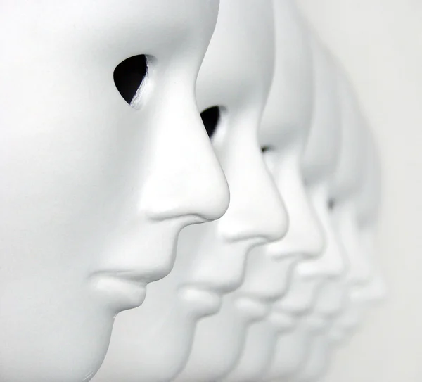 Белые карнавальные маски — стоковое фото