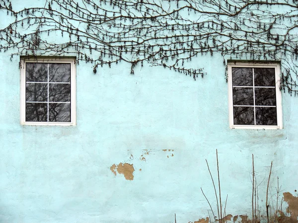 Старая стена с окнами — стоковое фото