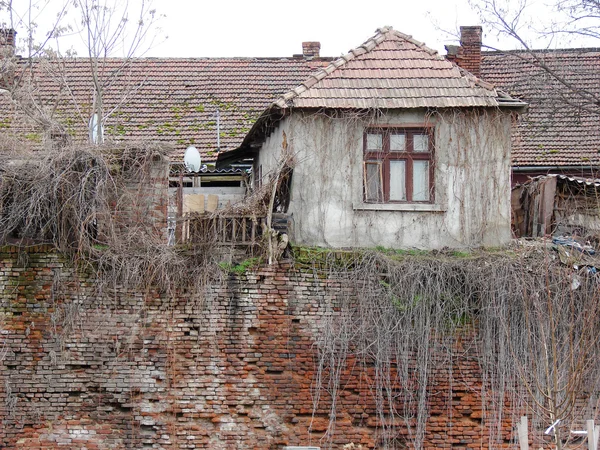 Altes altes Haus mit Fenster — Stockfoto