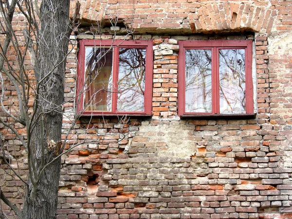 与 windows 的旧老化墙 — 图库照片