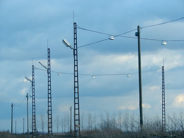 Líneas eléctricas y torres eléctricas — Foto de Stock