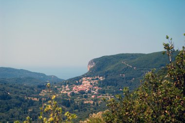 uçurumun altındaki Köyü