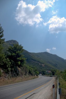 yol boyunca dağlar