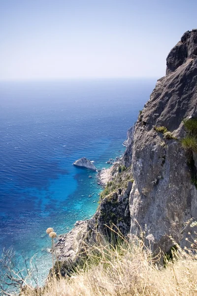 Vista al acantilado del mar con hermoso mar claro — Foto de Stock