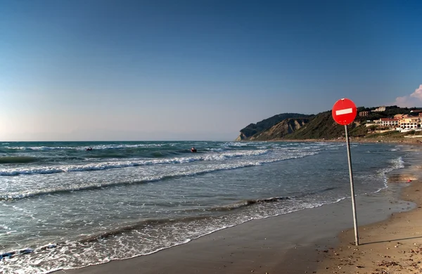 Знак одностороннего движения на пляже — стоковое фото