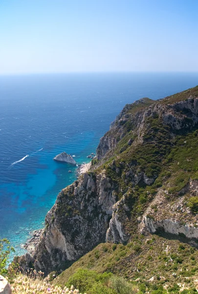 Eroderad klippa med azurblå havet — Stockfoto