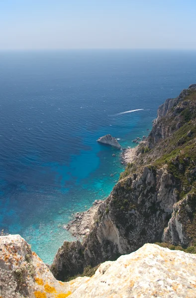 Eroderad klippa med azurblå havet — Stockfoto