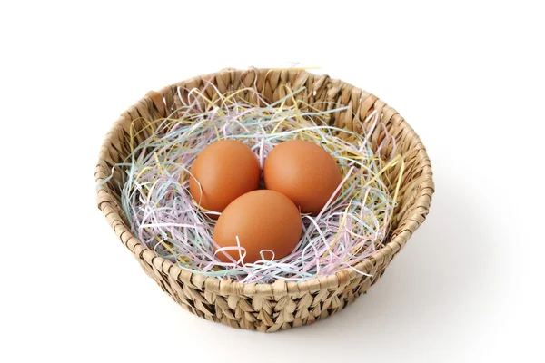 Uova fresche nel cestino — Foto Stock