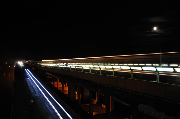 Metra most nocą — Zdjęcie stockowe