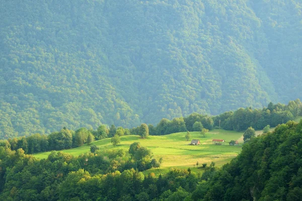 Farma vysoko v horách ve Slovinsku — Stock fotografie