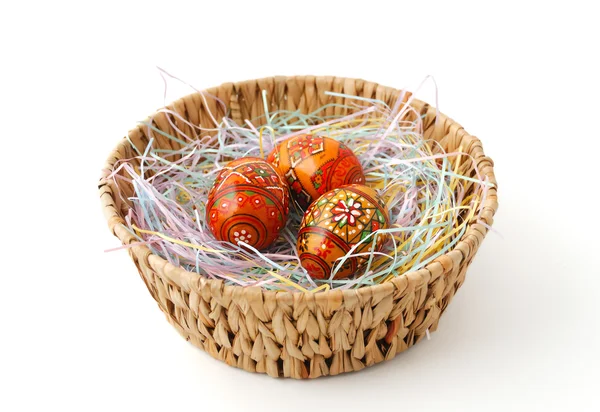 Cesta de Páscoa com ovos pintados — Fotografia de Stock
