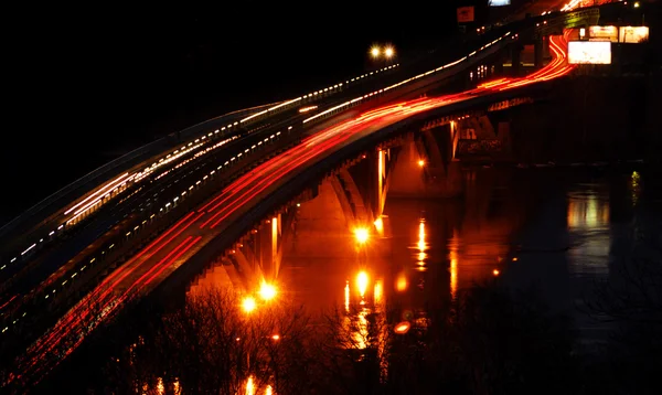 Tráfego noturno na ponte — Fotografia de Stock