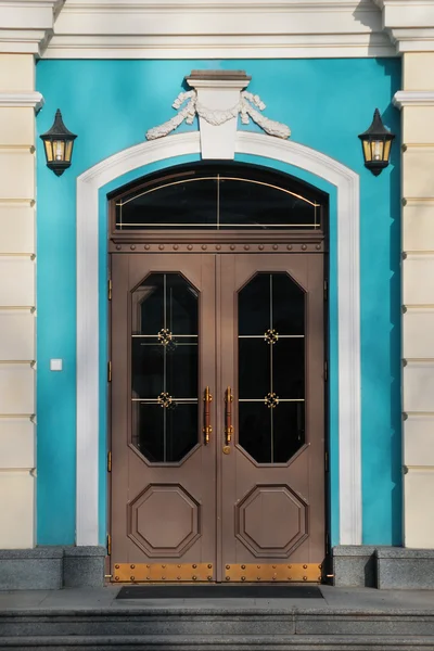 Elegante voordeur met lampen — Stockfoto