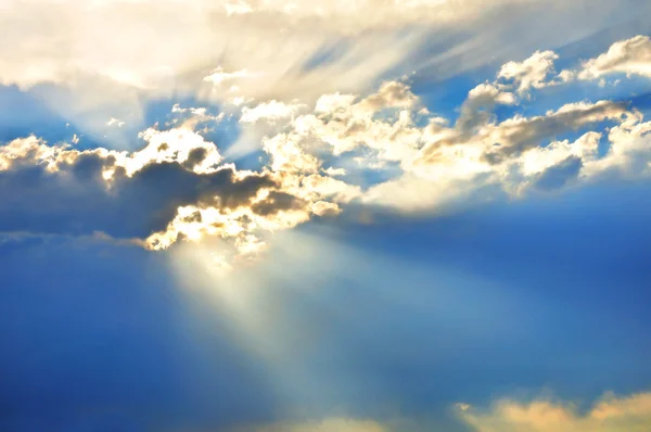 Lucht met wolken en zonnestralen — Stockfoto