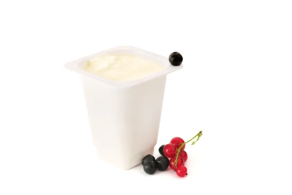 Йогурт та ягоди — стокове фото