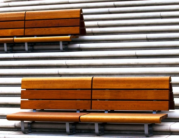 Holzbänke auf einer Treppen — Stock fotografie