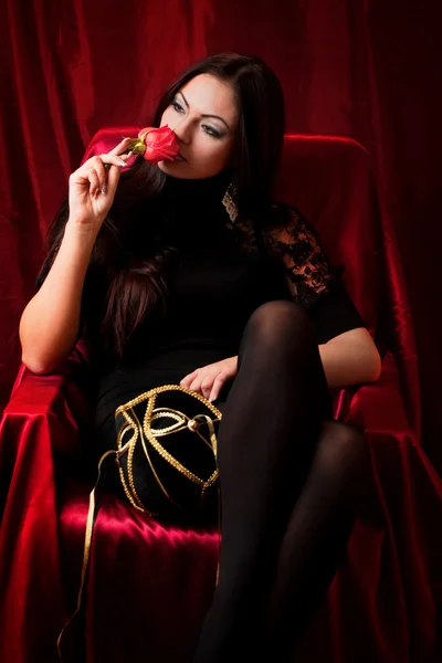 Vacker kvinna med en ros — Stockfoto