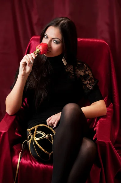Vacker kvinna med en ros — Stockfoto