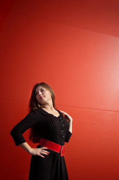 Menina perto da parede vermelha — Fotografia de Stock