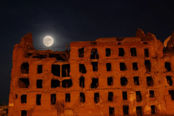 Mond und zerstörtes Haus — Stockfoto