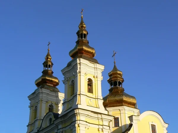 Храм с золотыми куполами — стоковое фото
