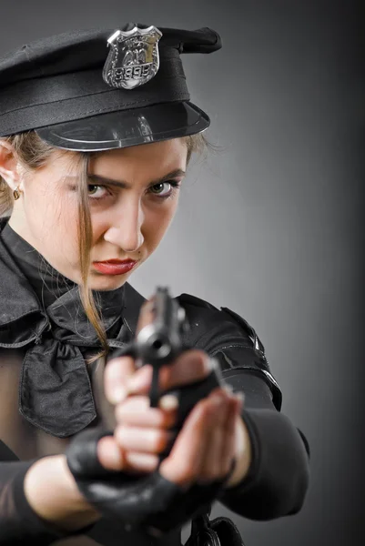 एक बंदूक लक्ष्य सुंदर पोलीस महिला — स्टॉक फोटो, इमेज