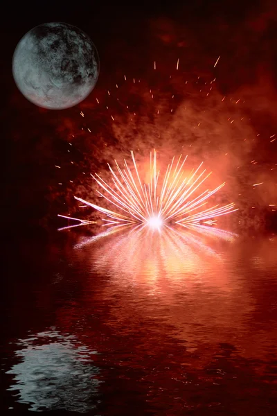 Explosion sur l'eau sous la lune — Photo