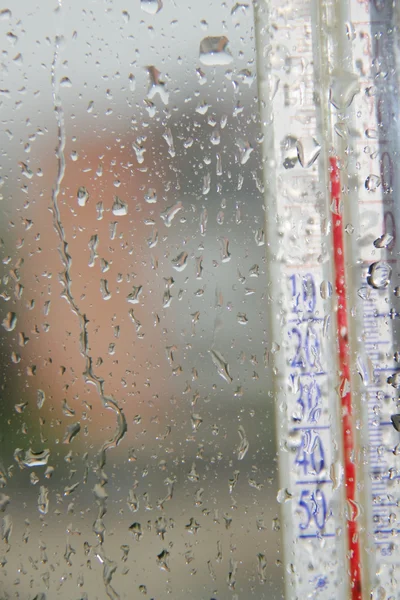 Regenachtige herfst begon buiten venster — Stockfoto