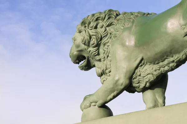 Eine Bronzestatue eines Löwen St. petersburg — Stockfoto