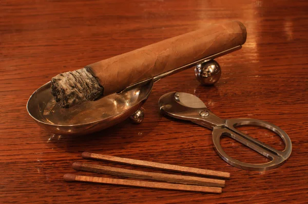 Cigarr på ett stativ matcher & fräsar — Stockfoto