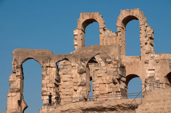 Tunezyjski Koloseum - sfatygowany łuki — Zdjęcie stockowe