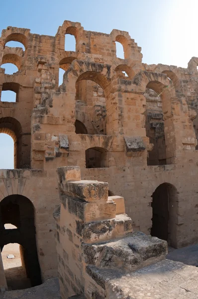 Tunisiska colosseum - fallfärdiga valv — Stockfoto