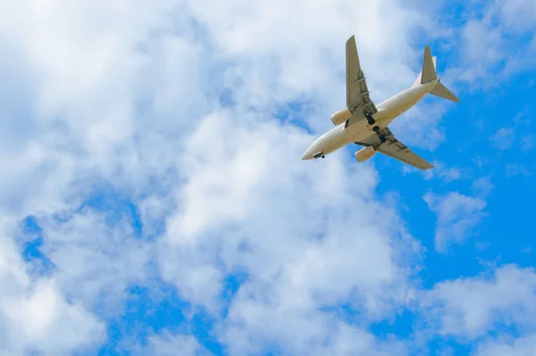 Пасажирський літак у блакитному небі — стокове фото