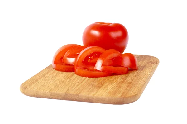Порезанные помидоры на доске — стоковое фото
