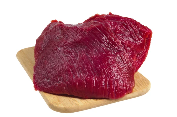 Carne de res en una tabla de madera — Foto de Stock