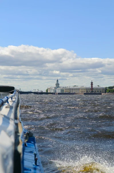 俄罗斯、 圣彼得堡、 箭头 vasilevsky 岛，侧柱 — 图库照片
