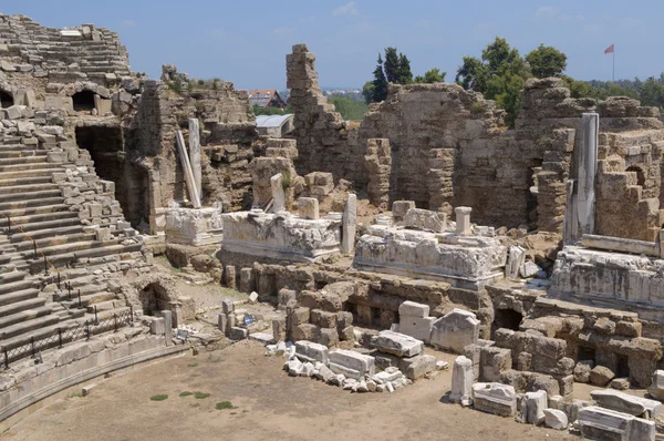 Τα ερείπια από το αρχαίο αμφιθέατρο. Τουρκία, πλευρά — Φωτογραφία Αρχείου