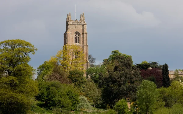 Une église médiévale anglaise sur une colline — Photo