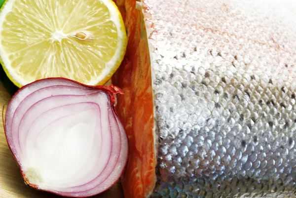 Somon soğan ve limon ile