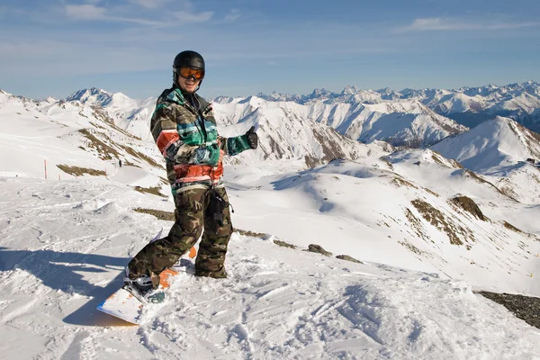 Snowboarder verlaten over volgende rit — Stockfoto