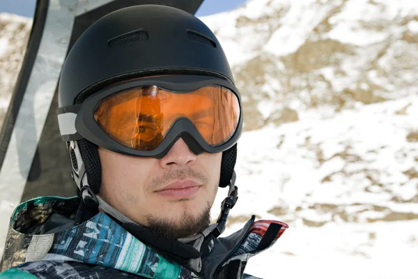 Bir telesiyej binmek snowboarder — Stok fotoğraf